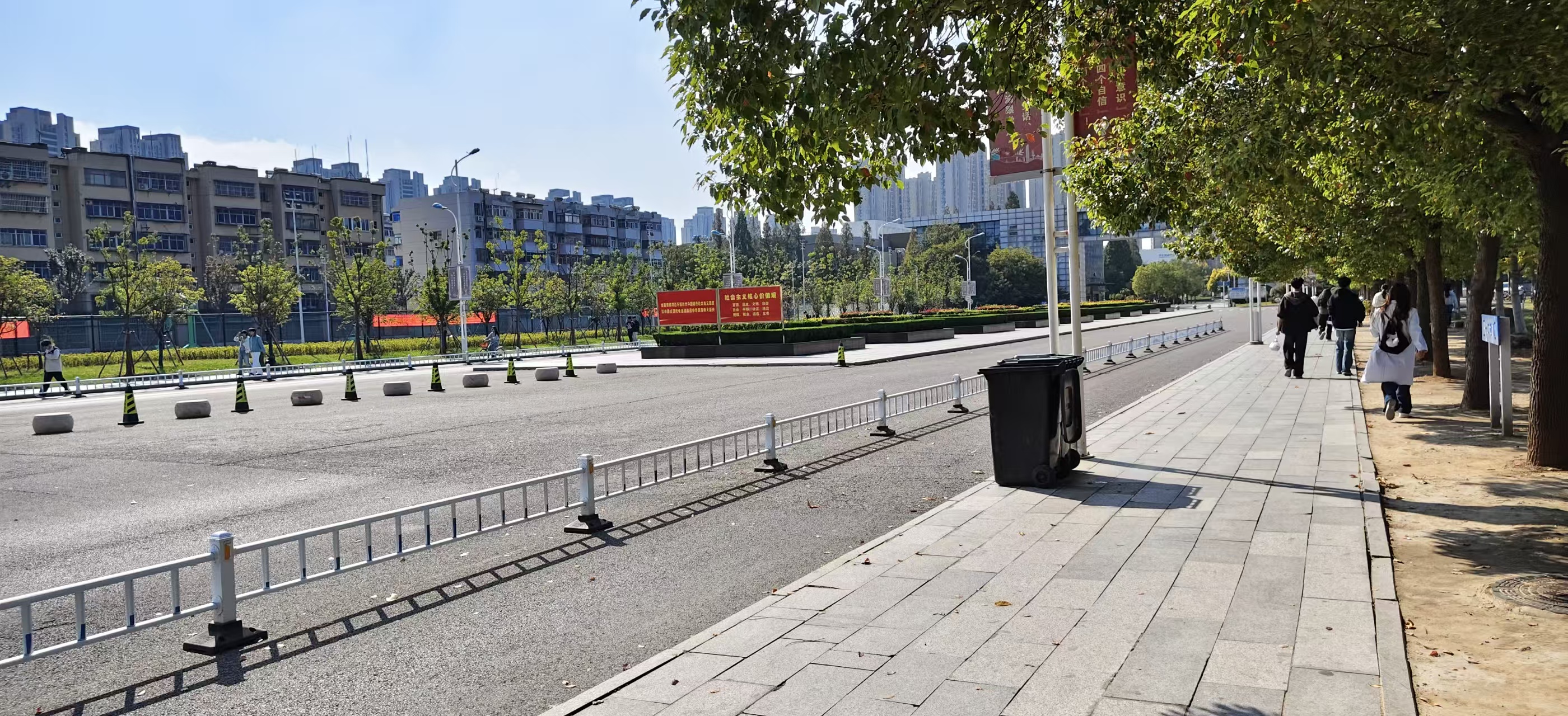 校园道路与行人实拍